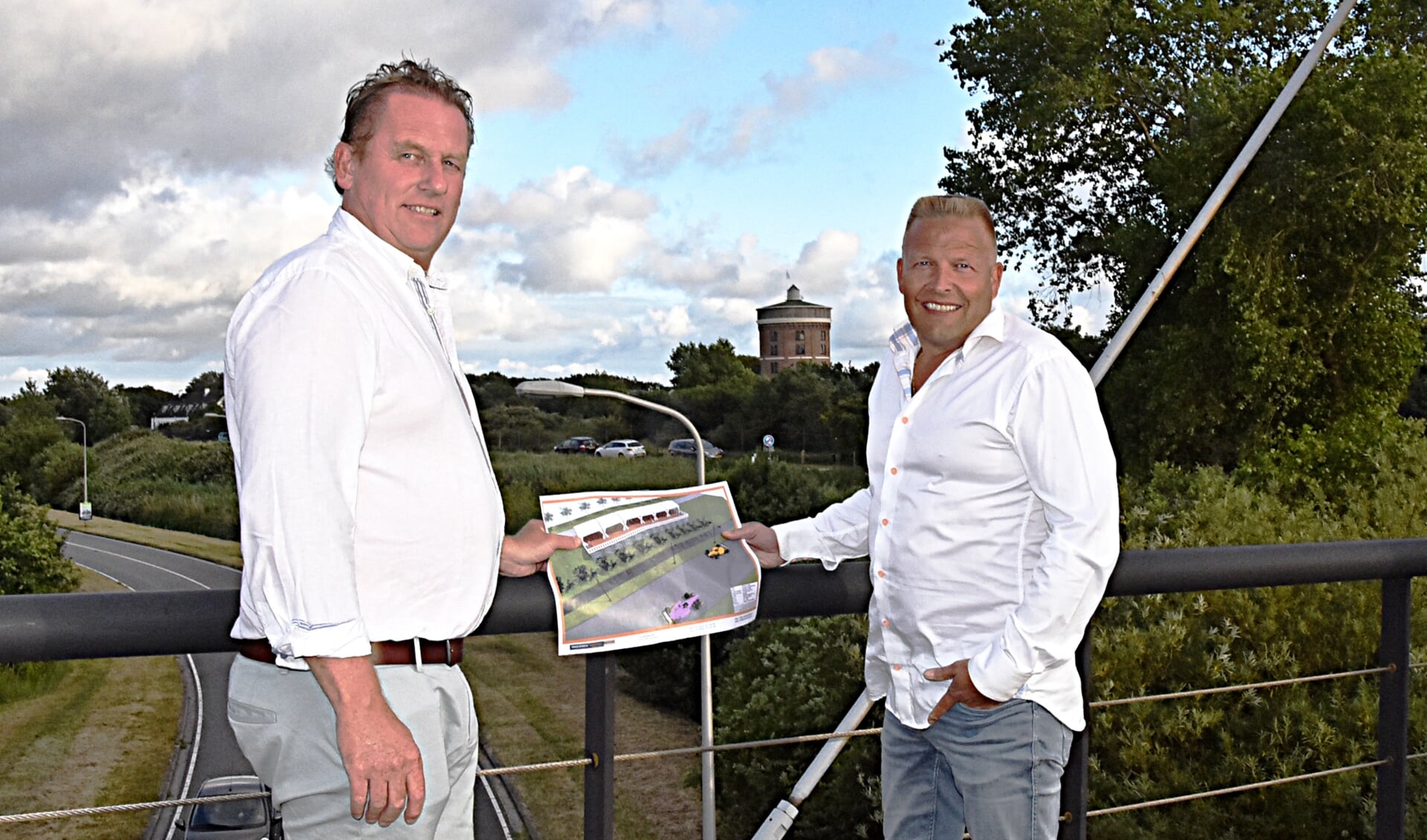 Hans Barnhoorn (links) en Gerard Schaap op de brug boven 'het circuit', de Westerbaan. | Foto: Piet van Kampen