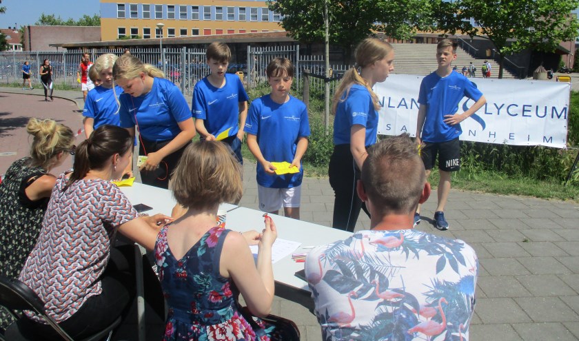 Leerlingen in actie voor de school op Sint Maarten. | Foto: pr.