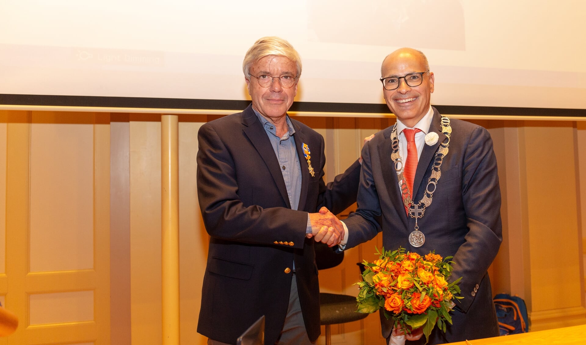 Burgemeester Emile Jaensch feliciteert Cees Brenkman met zijn Koninklijke Onderscheiding. | Foto Wil van Elk