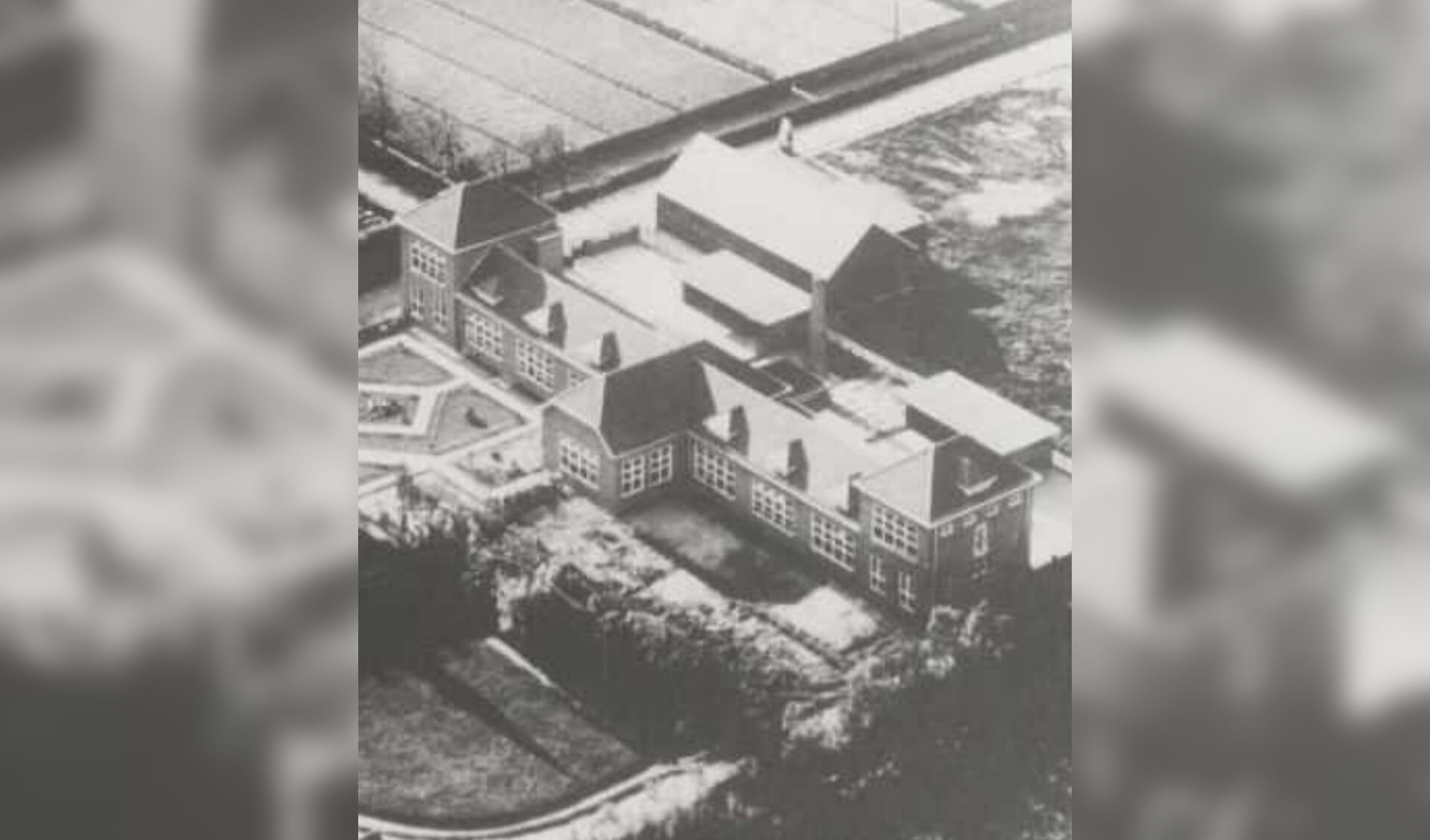 Een luchtfoto van de school, gemaakt na de bouw in 1930.