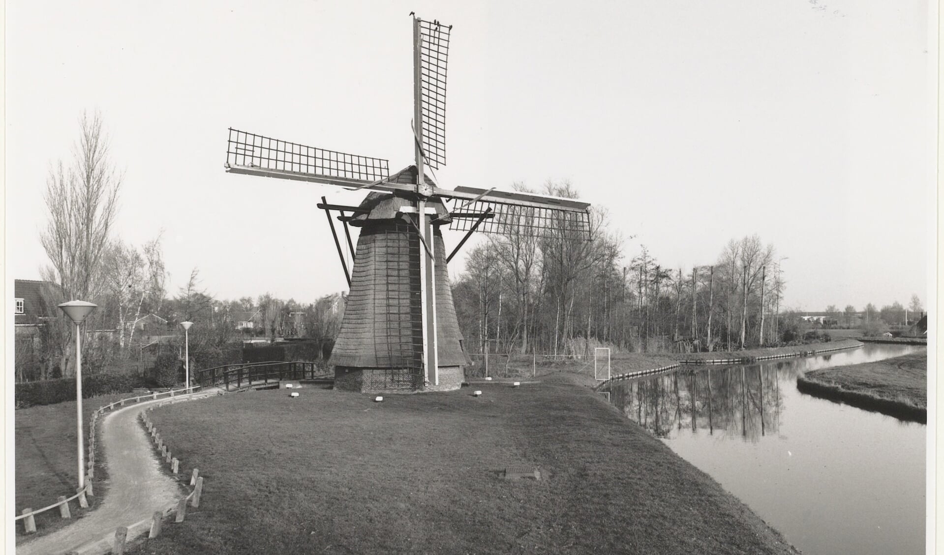 Oude foto van de molen aan de 1e Poellaan.