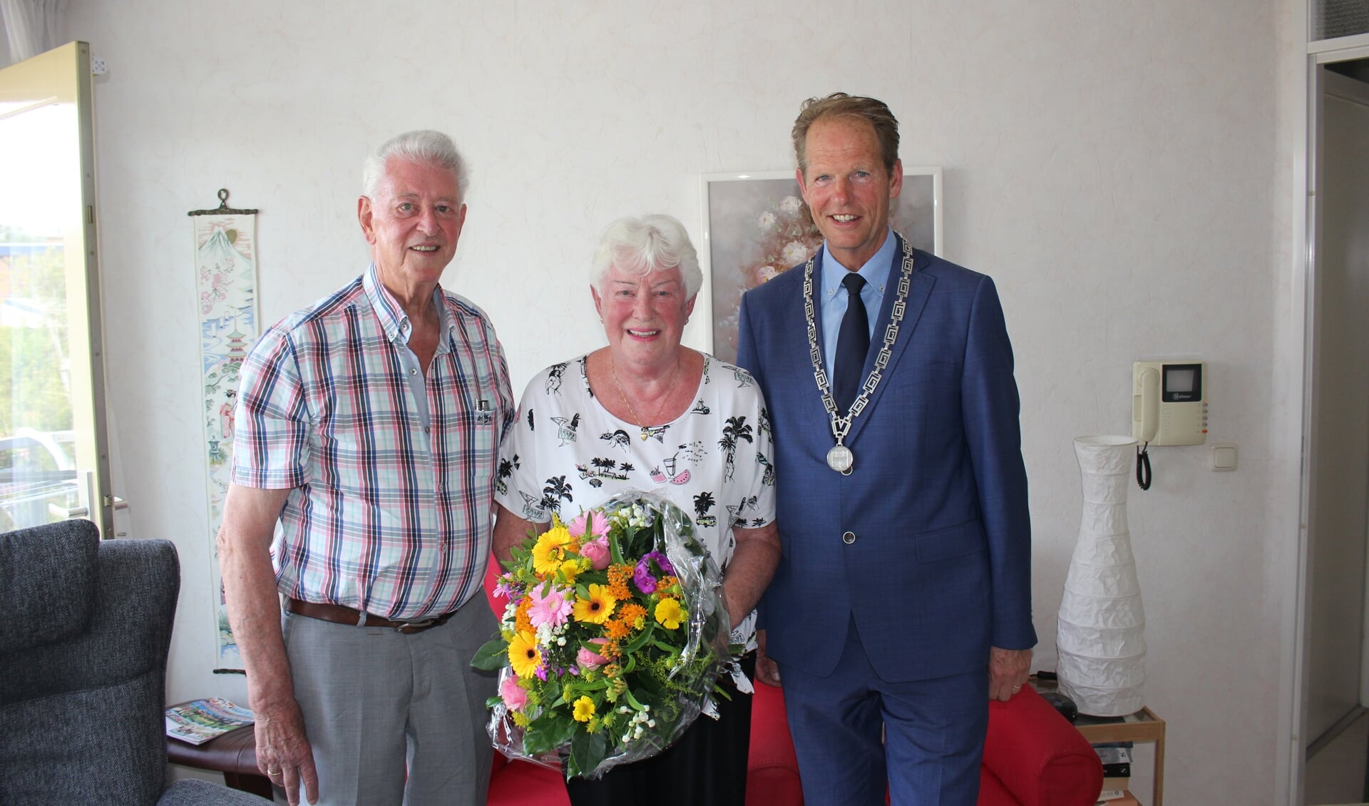 Het jubilerende echtpaar met de burgemeester. | Foto en tekst: Annemiek Cornelissen