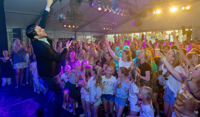 De hockeyers genoten van het optreden van Xander de Buisonje´. | Foto Wil van Elk