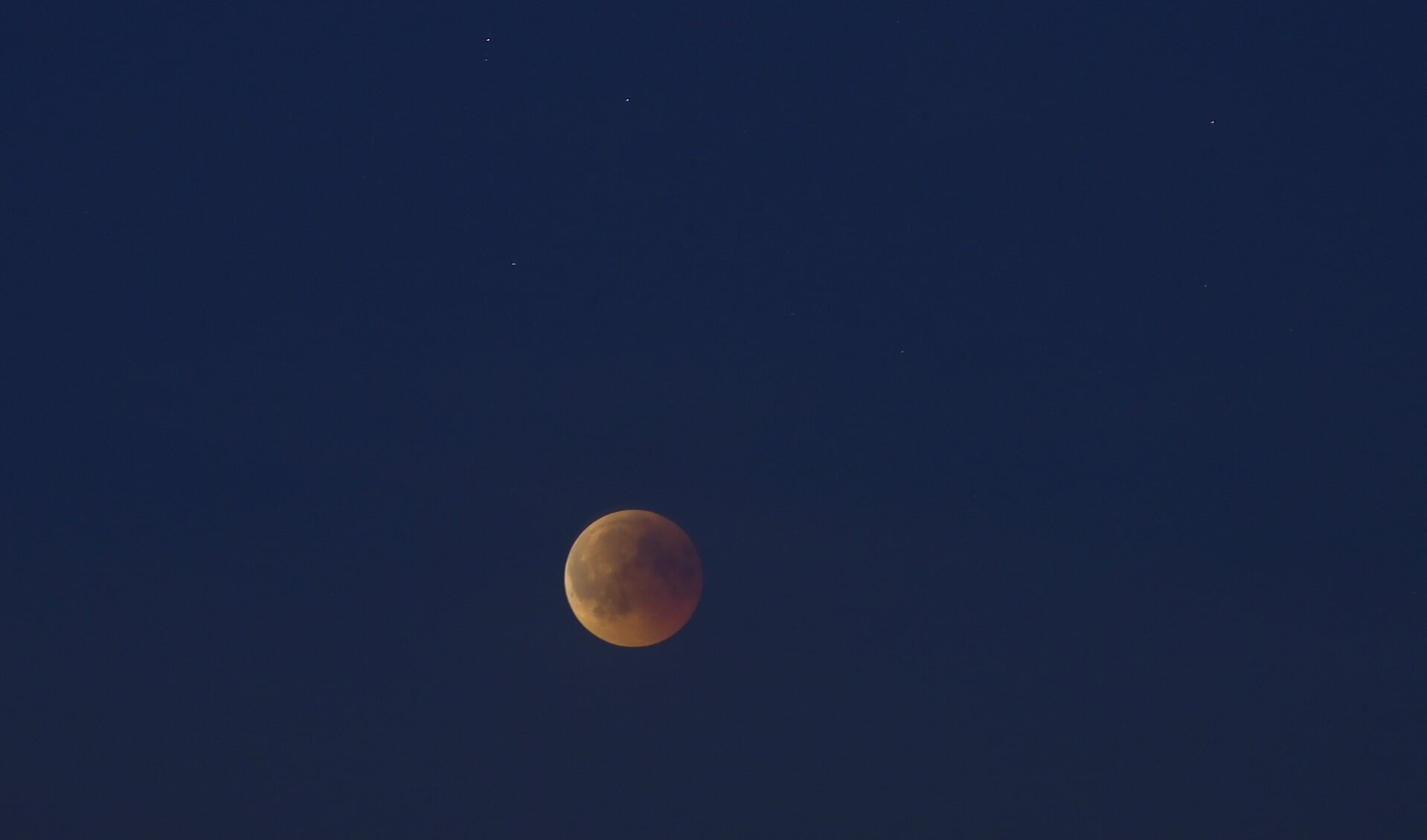 De bloedmaan liet zich toch nog even kort zien. | Foto Roelf Valkema