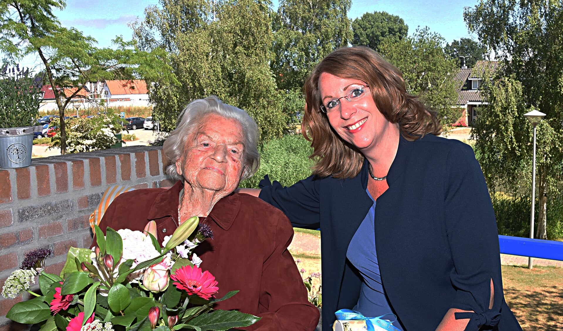 Burgemeester Carla Breuer feliciteert mevrouw Van Reisen met haar honderdste verjaardag. | Foto: PvK