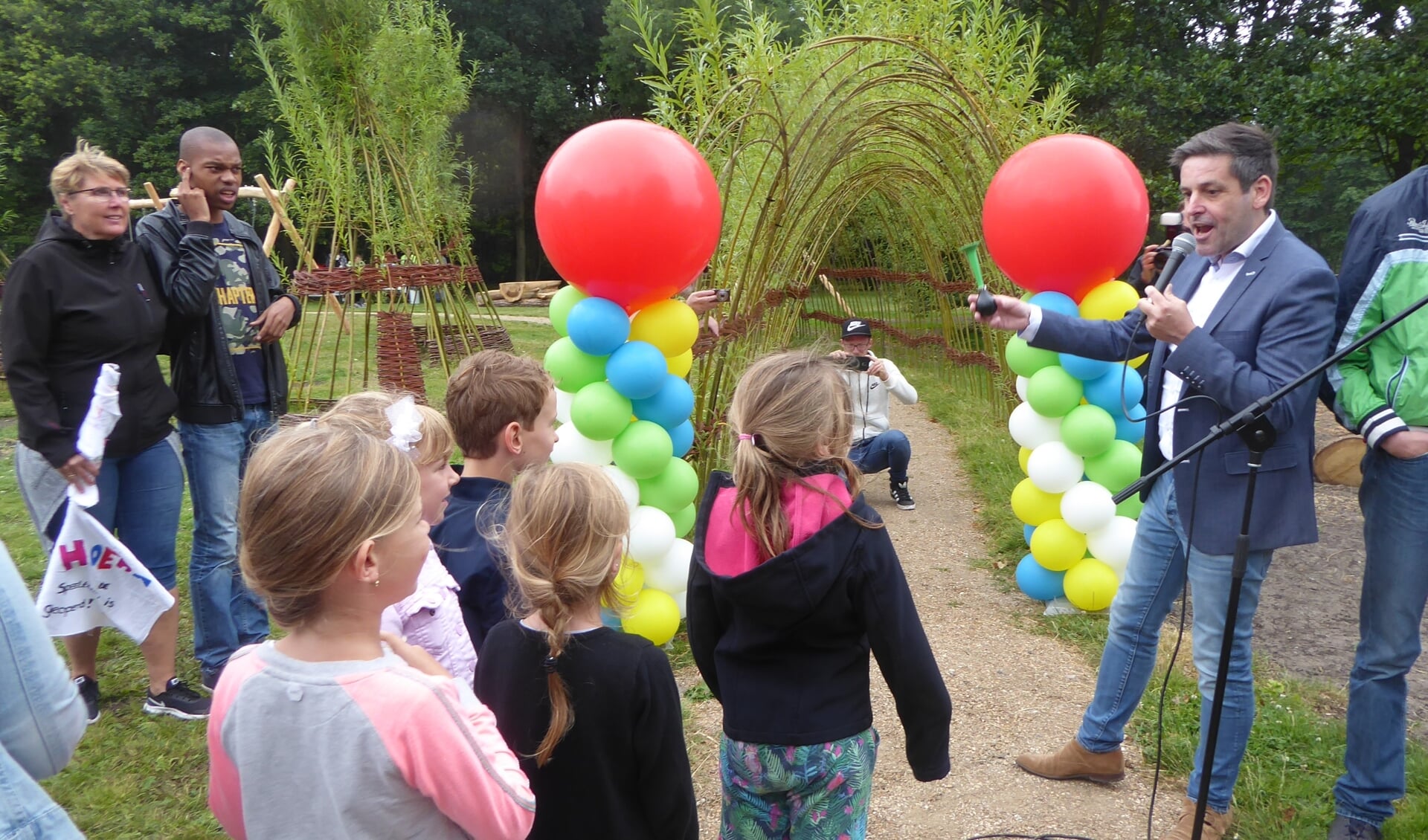 Wethouder Dennis Salman opende de nieuwe speeltuin op de Willem van den Bergh. | Foto: Ina Verblaauw
