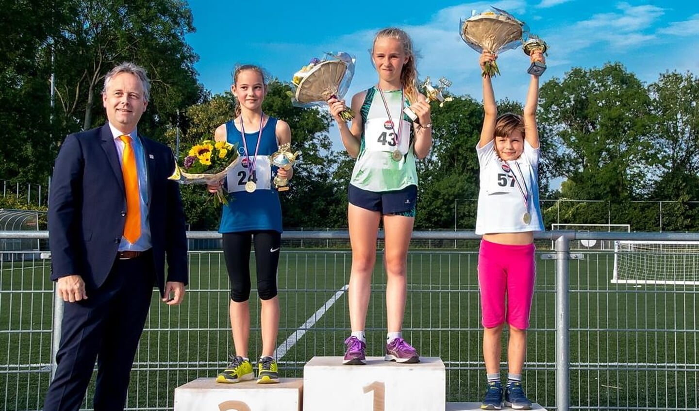 Wethouder Joosten heeft de prijzen uitgereikt bij de meisjes, v.l.n.r. Isa Ong, Nina van Haasteren en Benthe Hakkens.