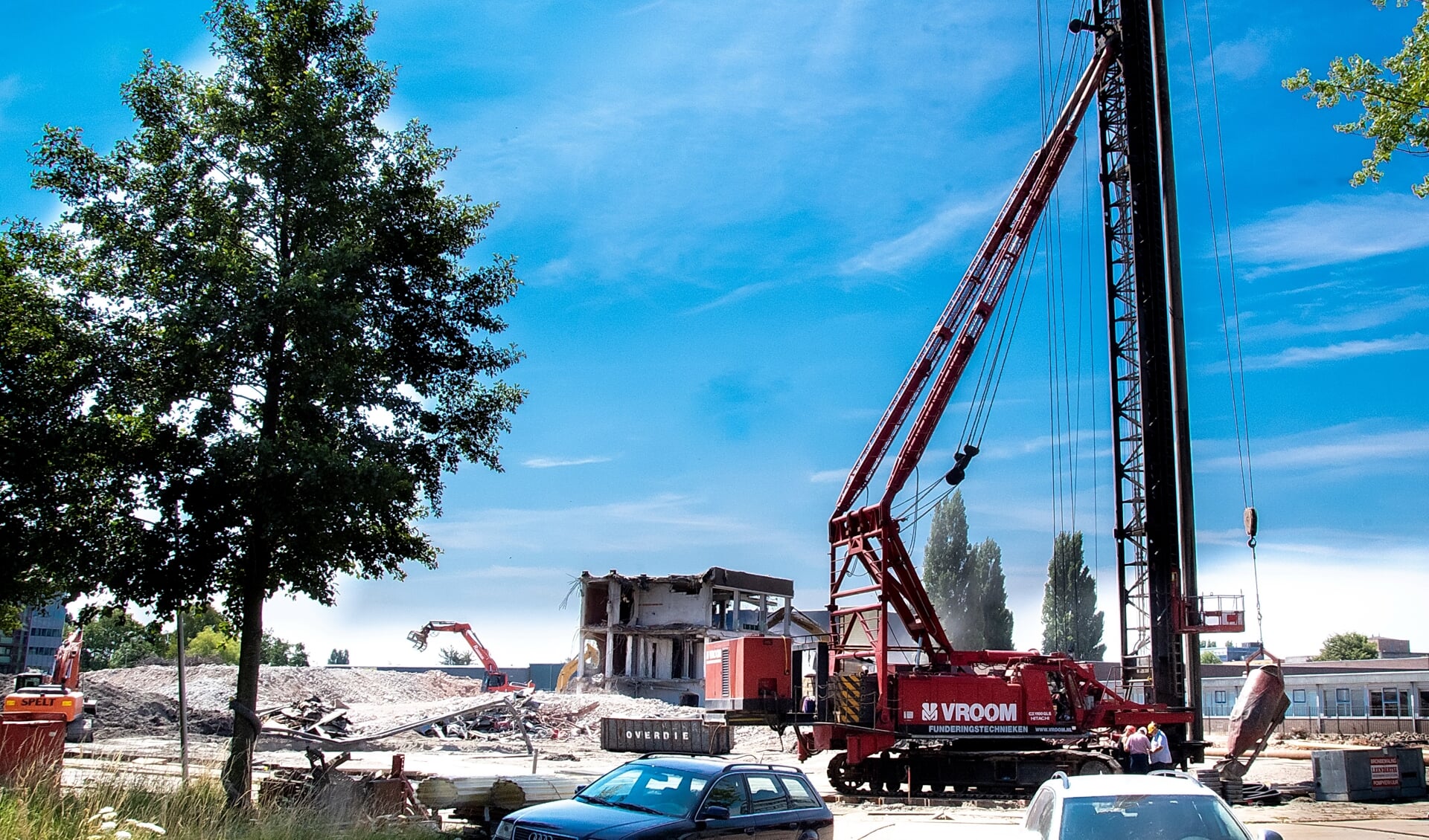 Terwijl de laatste restjes van de ROC gebouwen nog worden gesloopt, gaan de eerste palen voor de nieuwbouw de grond in. | Foto: J.P. Kranenburg 