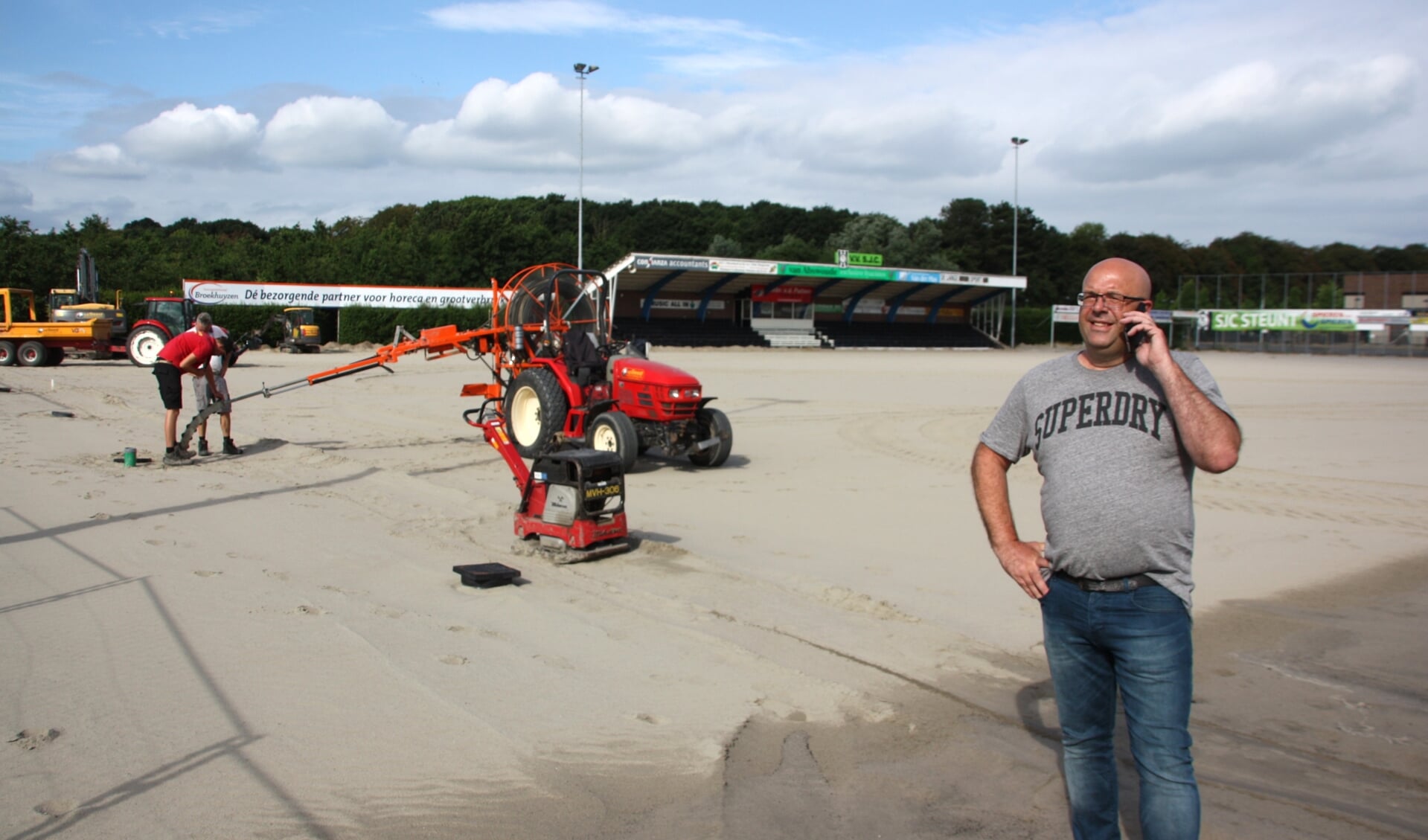 Projectleider Mark van Oostrum is constant bezig om het strakke werkschema te handhaven. | Foto: WS