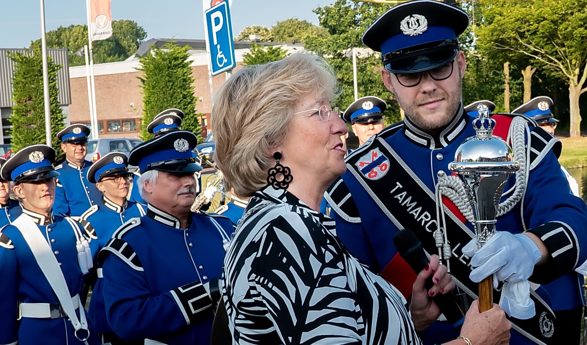 Burgemeester Laila Driessen overhandigde de mace aan tambour-maître Nils van der Fits.  