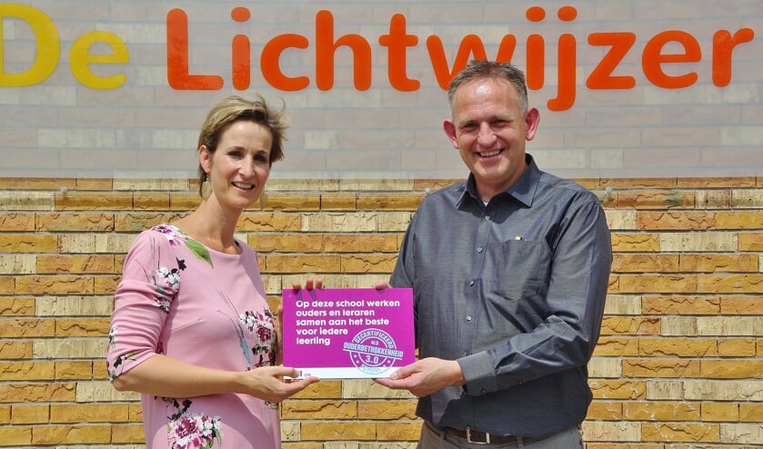 Directeur Ans de Graaf neemt het bordje in ontvangst van Peter de Vries. | Foto Willemien Timmers