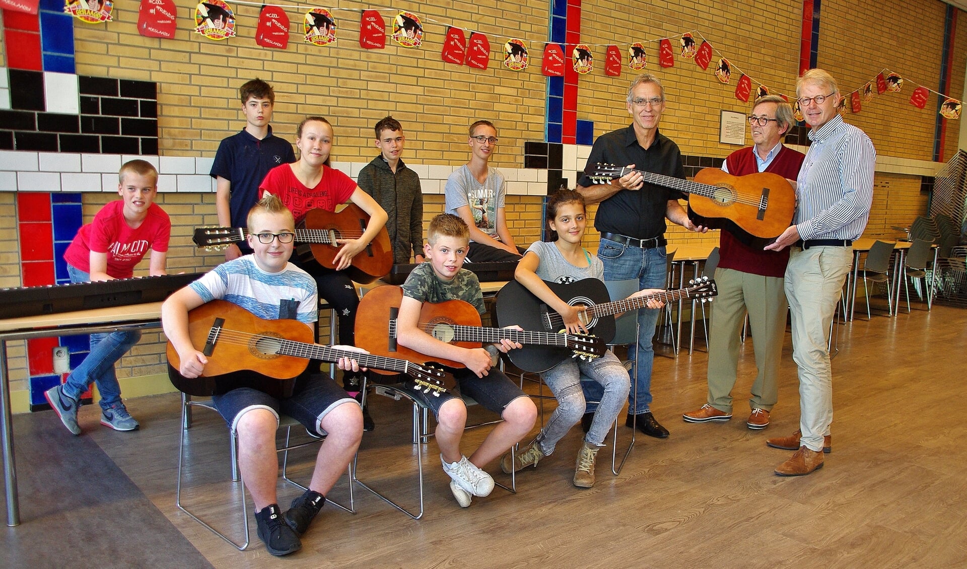 Leerlingen en Douwe Splinter nemen de instrumenten in ontvangst. | Foto WT