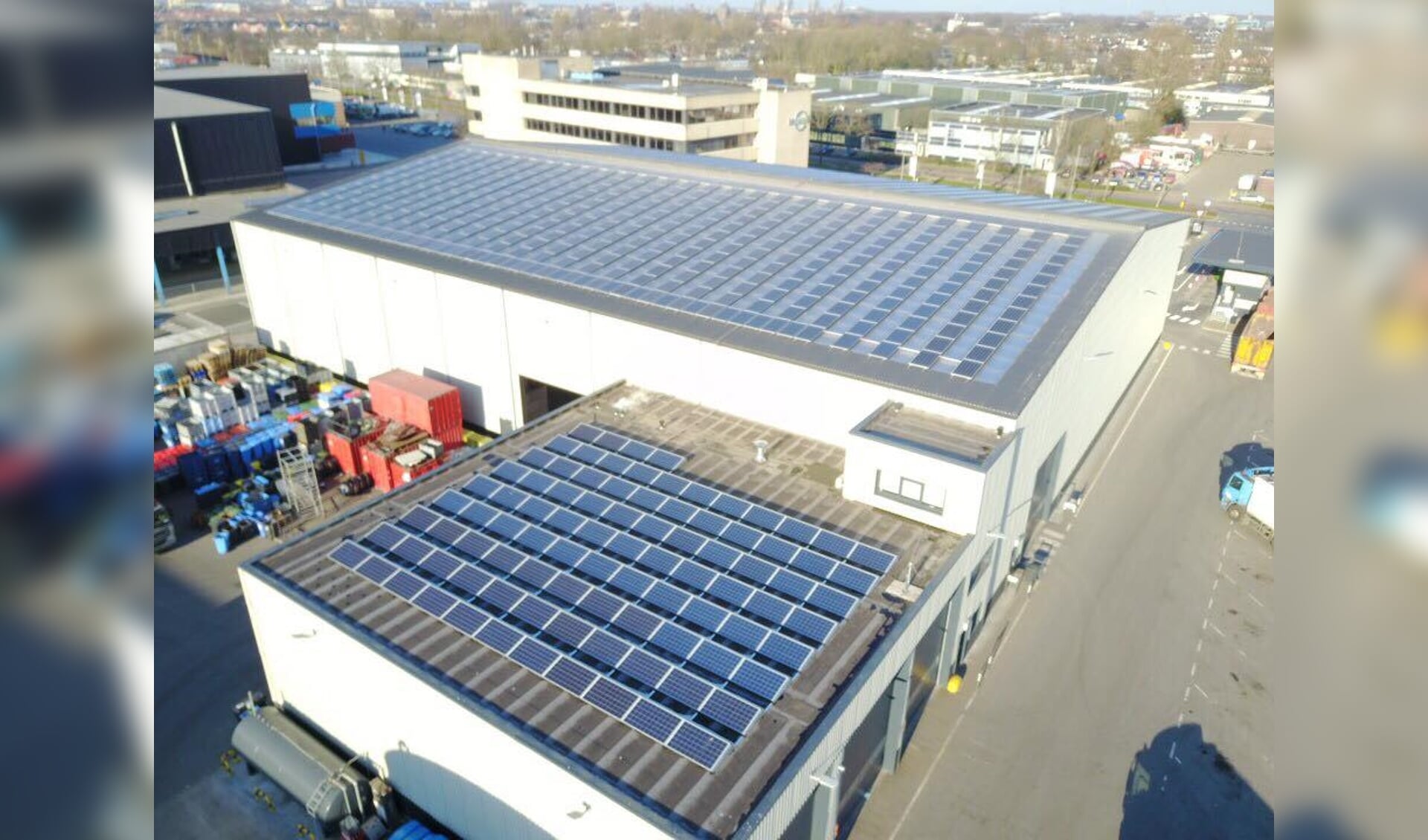 Op de zuidelijke dakhelften van de twee grote recyclinghallen en de garage van Reniwi Zoeterwoude liggen ruim 1.200 zonnepanelen. 