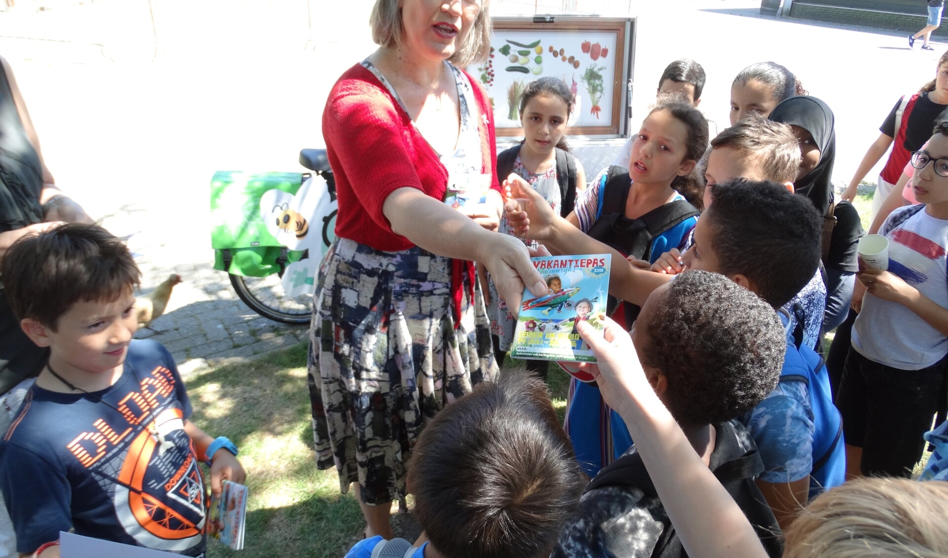 De Leidse wethouder Martine Leewis heeft donderdag 5 juli een ‘Natuurlijke’ VakantiePas uitgereikt aan groep 6 en 7 van de Merenwijkschool bij Kinderboerderij Merenwijk in Leiden. 