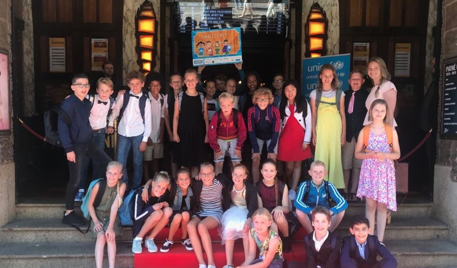 De leerlingen hebben zich allemaal feestelijke gekleed voor de finale in Tuschinski. | Foto: PR