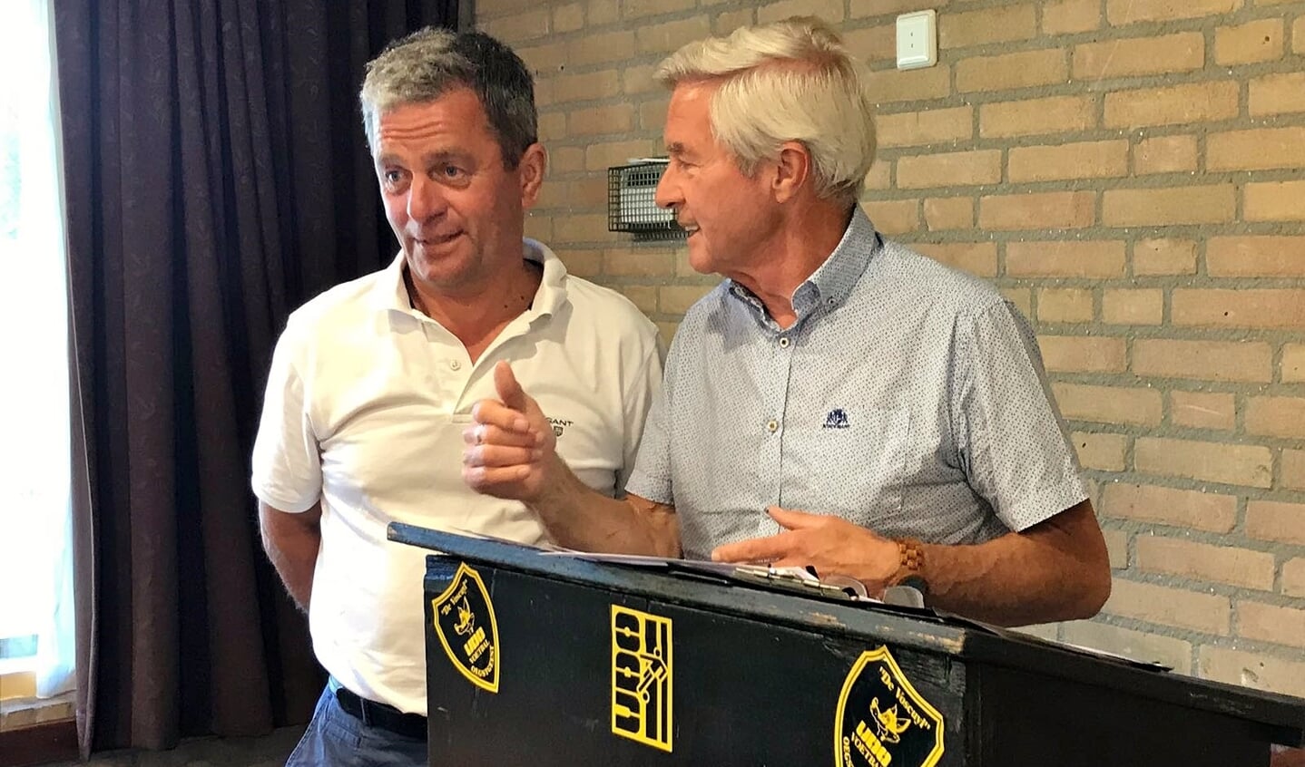 De beide voorzitters Luuk van der Zon (vv UDO) en Jan van den Broeck (vv Oegstgeest) leidden de vergadering van dinsdag 3 juli, met als resultaat de oprichting van FC Oegstgeest.