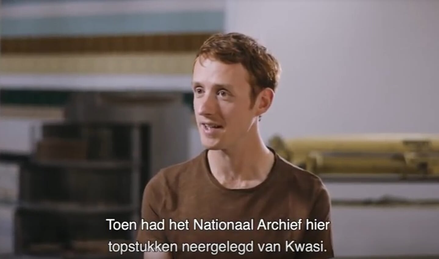 Tom de Kruif vertelt in de video over zijn bezoek aan het Nationaal Archief. | Foto: afbeelding uit YouTube-video. 