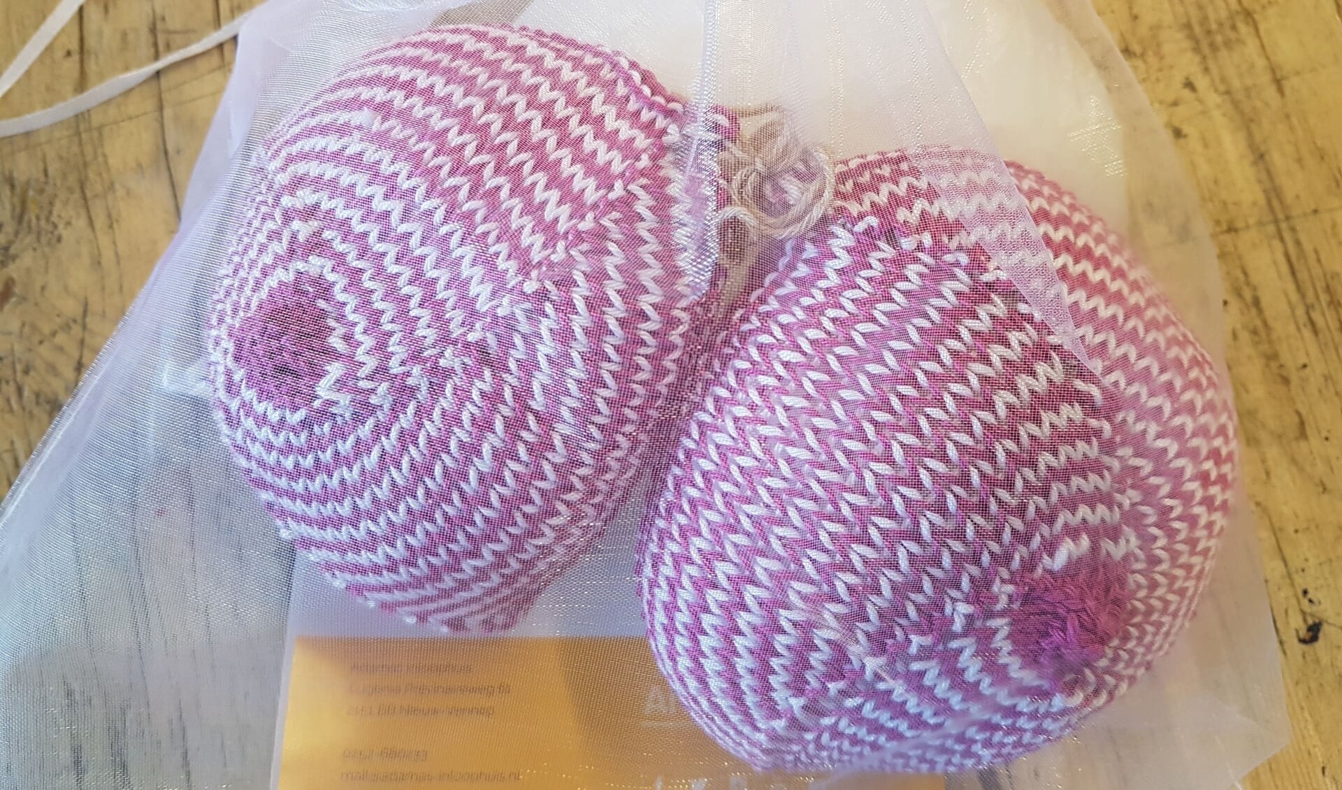 De Knitted Knockers zijn gratis en worden verzonden met wat info en een strippenkaart voor drie gratis activiteiten bij Adamas.