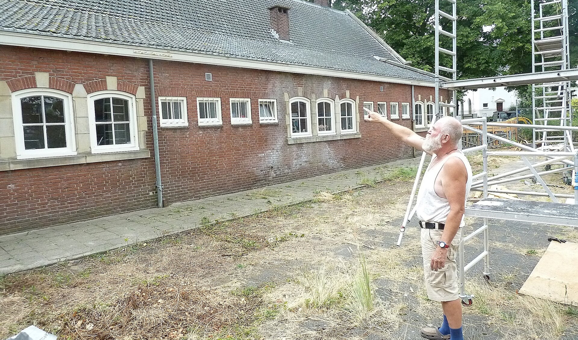Wout Ruigrok wijst naar het deel dat qua dakbedekking grond werd aangepakt. | Foto en tekst: Arie in 't Veld