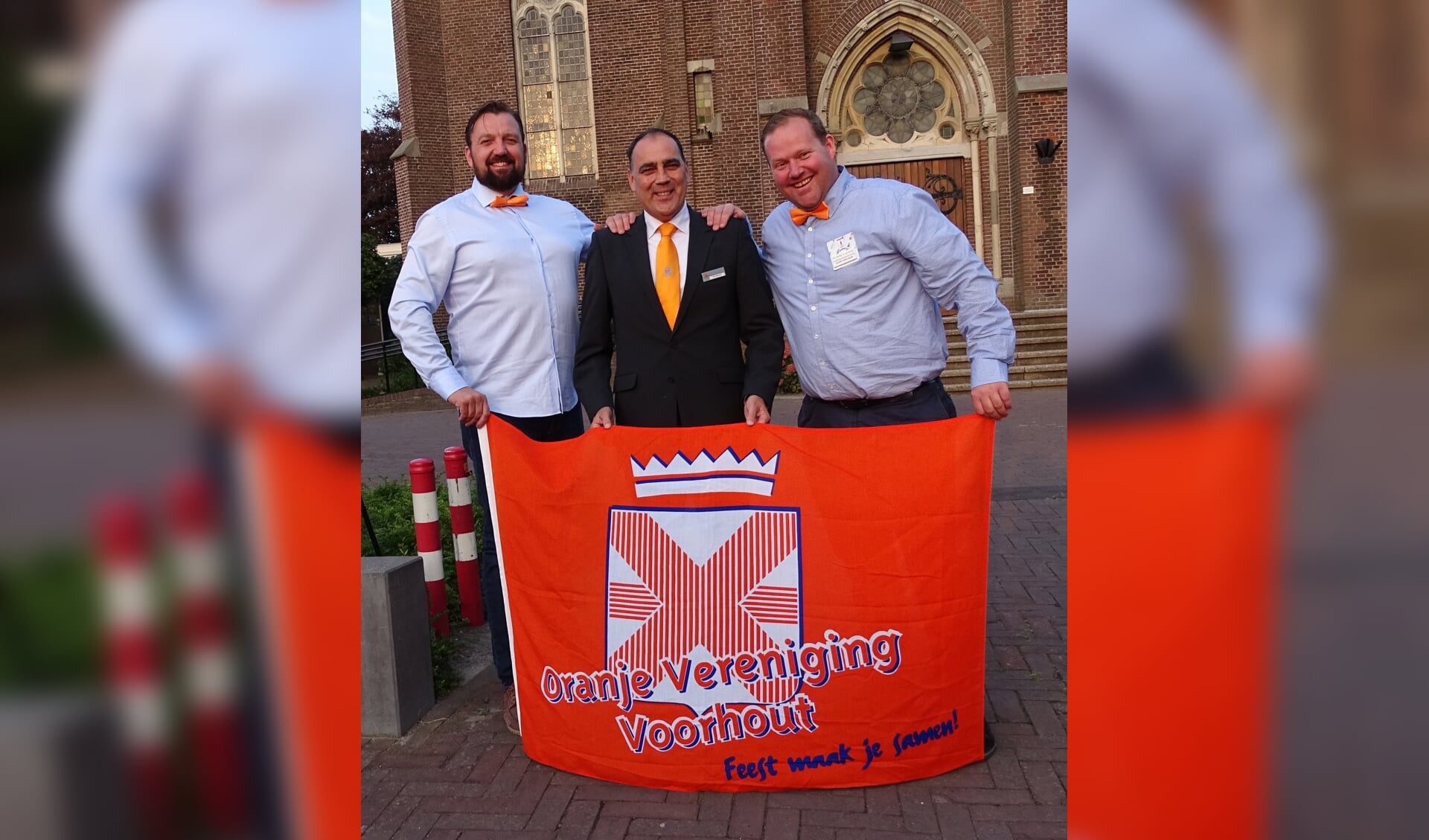Peter van Schooten (l) en Joop van Dijk (r) zijn gestrikt door OVV-voorzitter Ton Wolvers. | Foto: pr.