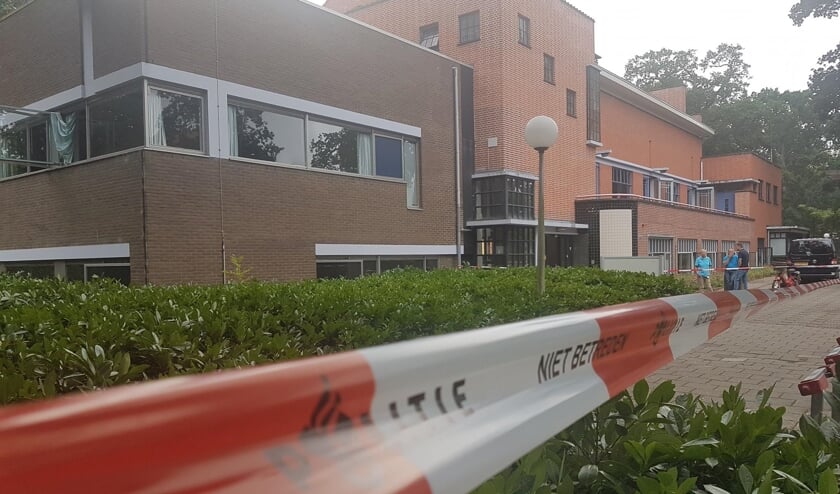 Het afgezette Poortgebouw. | Foto Politie Leiden-Noord / Facebook