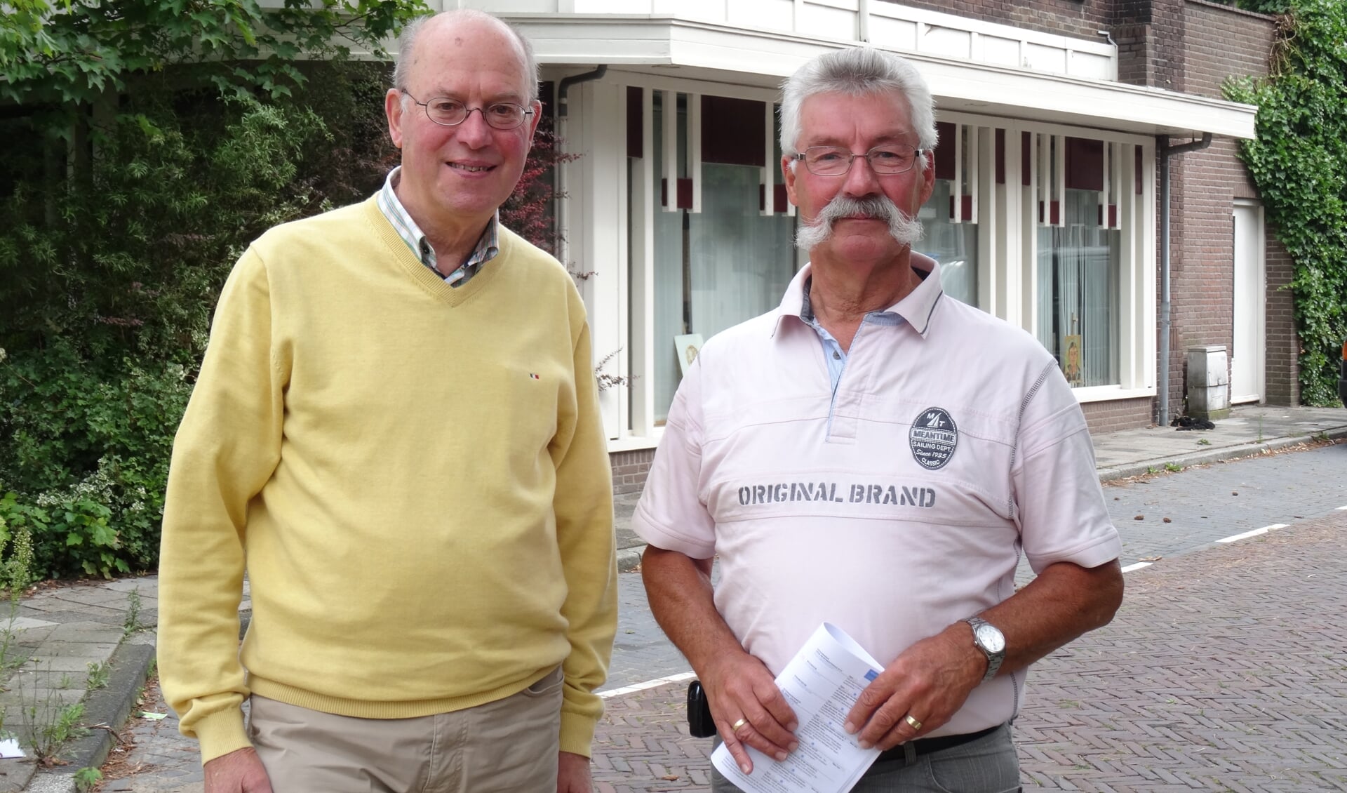 Hans Endhoven (links) en Aad Vons, respectievelijk oud-voorzitter en lid van het Comité Open Monumentendag Leiderdorp. | Archieffoto: C. v.d. Laan