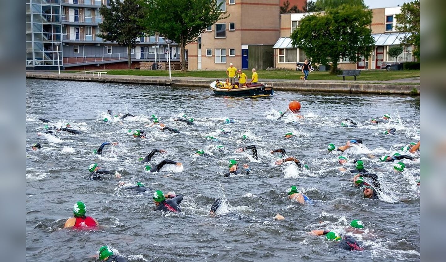 De eerste meters van de 2.500 die de middenafstanders moesten zwemmen.  