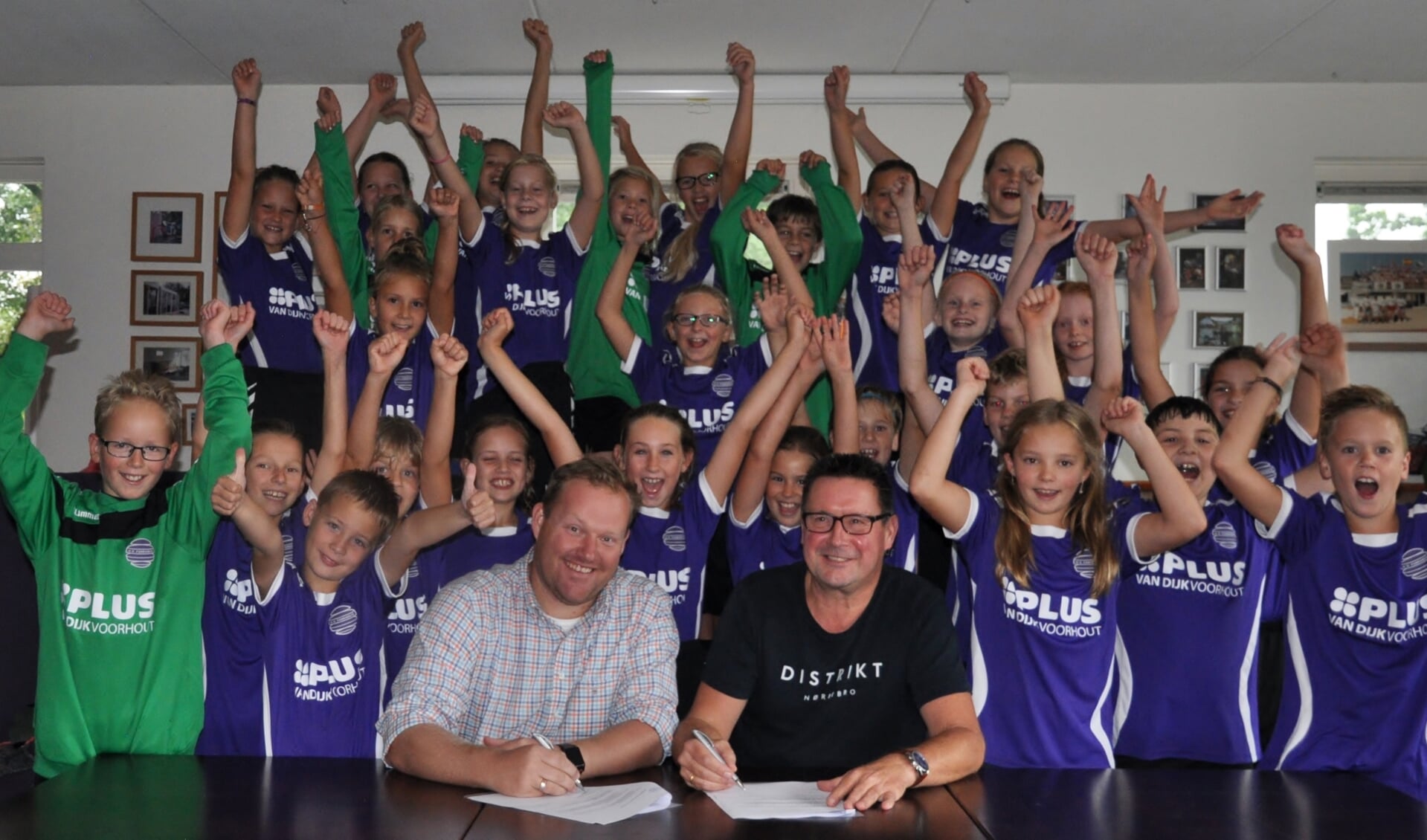 Ruud Verweij en Joop van Dijk ondertekenen het sponsorcontract voor de E-teams. | Foto: pr.