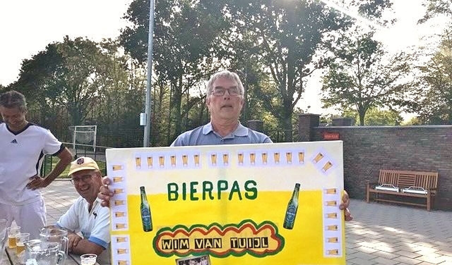 Als dank voor al zijn inspanningen kreeg Wim van Tuijl een bierpas aangeboden. | Foto website ASC