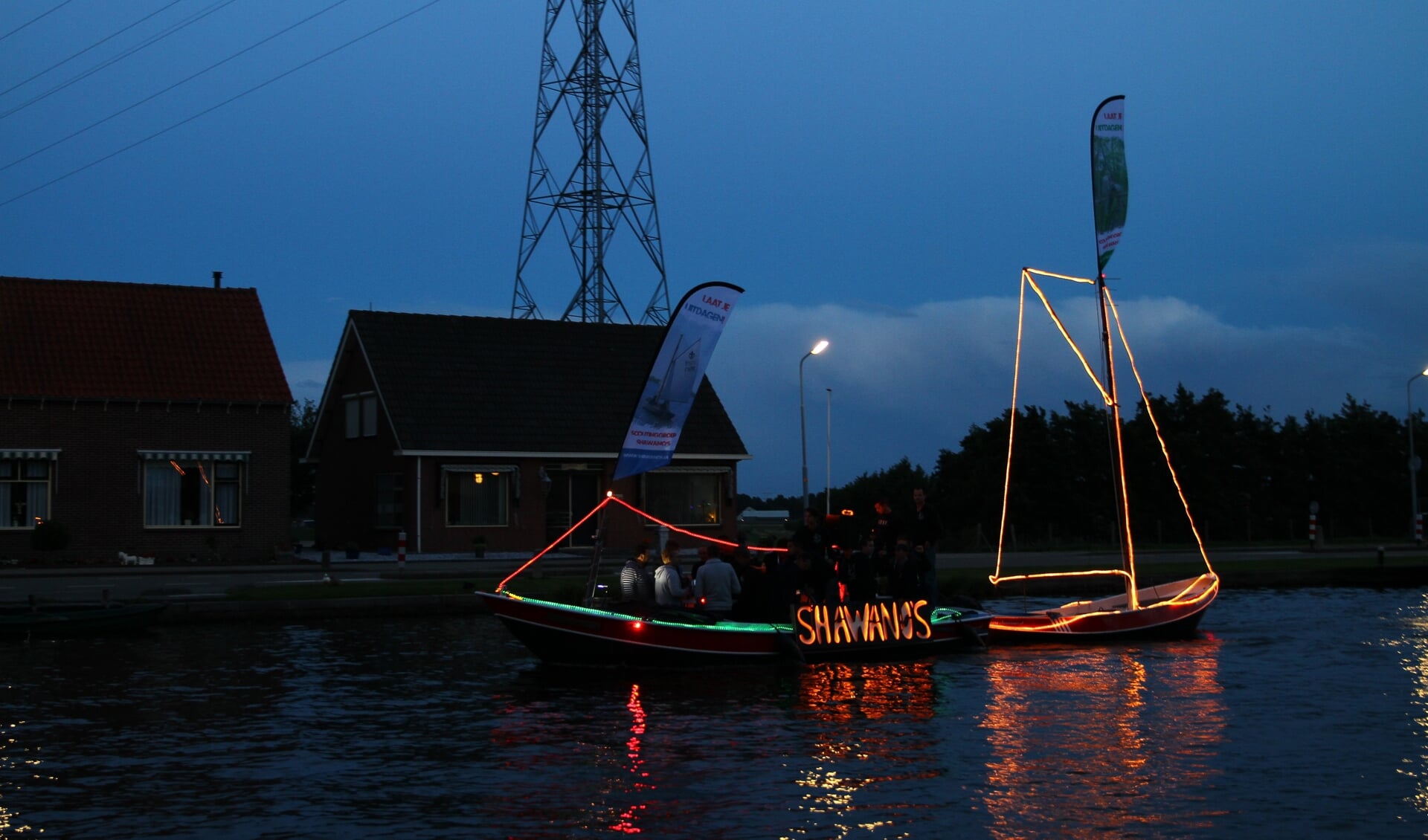 Mooi verlichte boten tijdens de gondelvaart op de Ringvaart bij Lisse, zoals deze van de Shawano's.