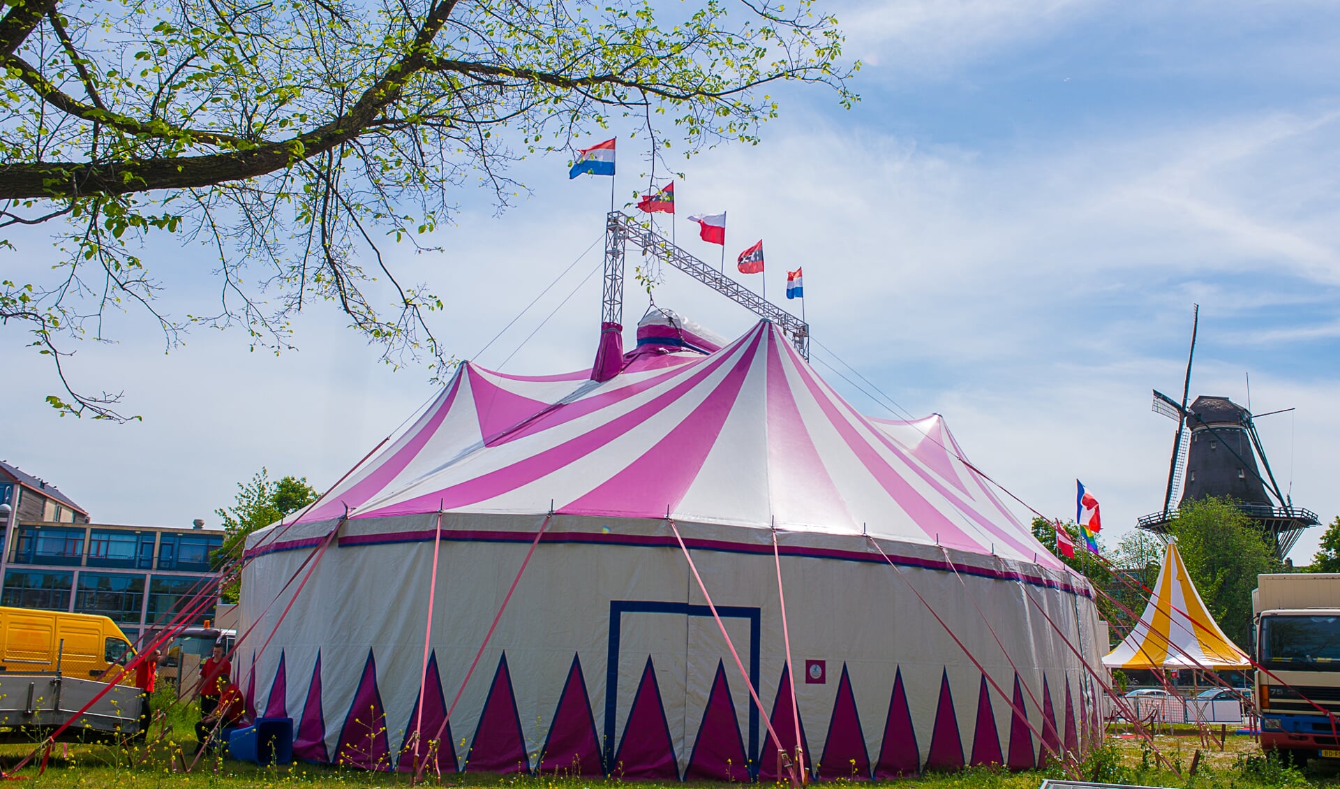 De voorstellingen vinden plaats in Nederlands enige 6-masten circustent: de Magic Dome. 