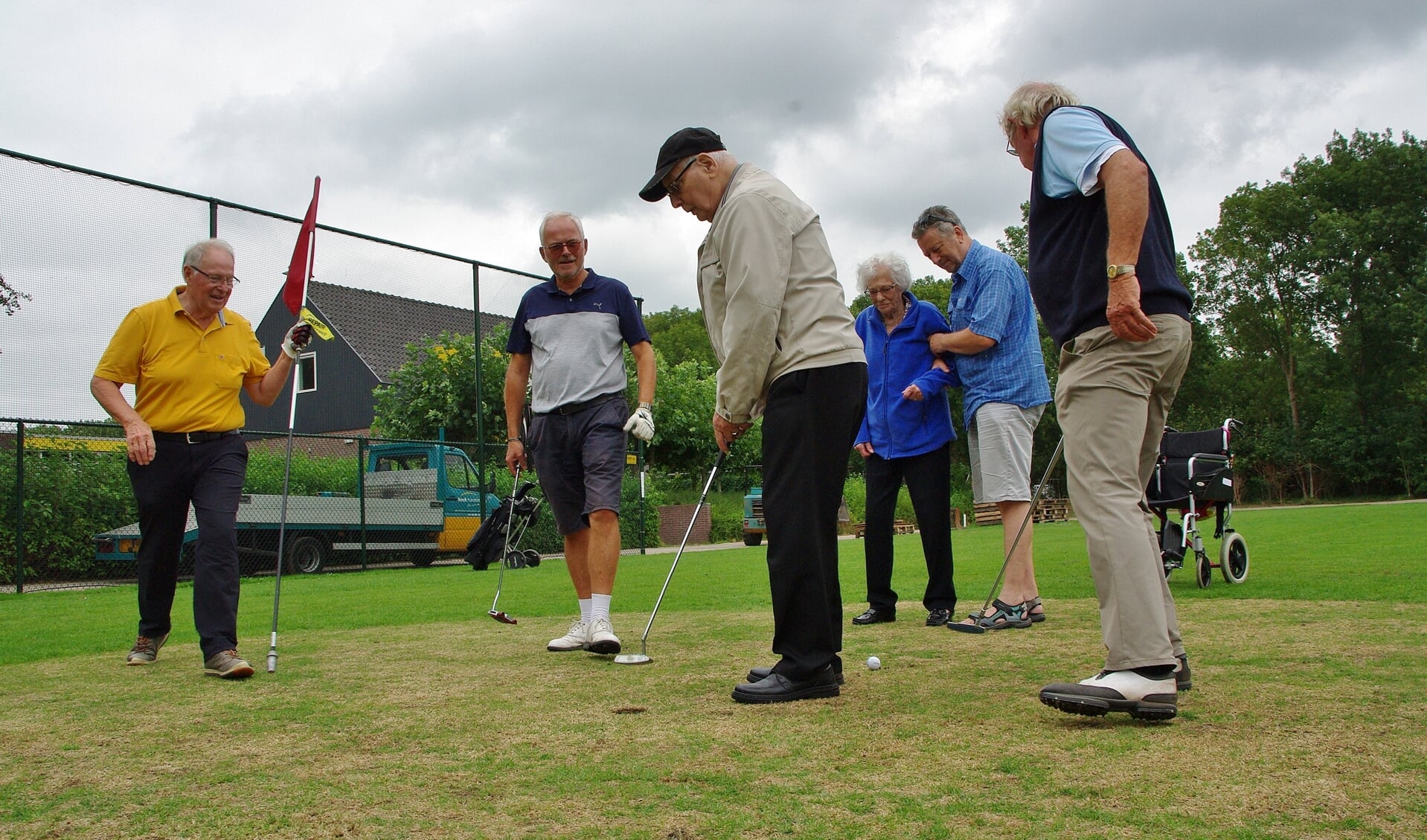 De oudere gasten hadden veel plezier in het golfspel. | Foto Willemien Timmers