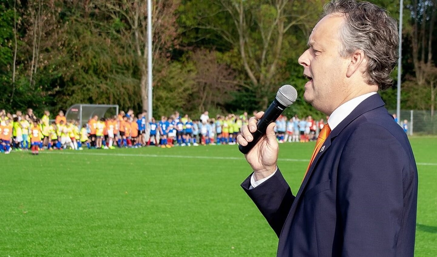Sportwethouder Willem Joosten opende de 32e Voetbalstart van RCL.