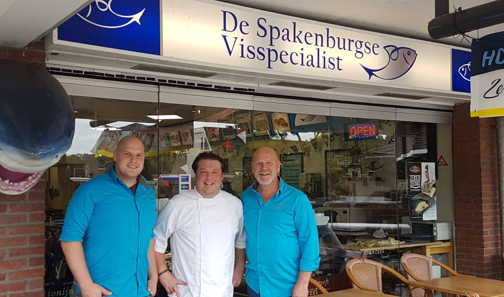 V.l.n.r. Bart Bos, Frederick van Emstede en Bertus Bos voor de deur van De Spakenburgse Visspecialist.  