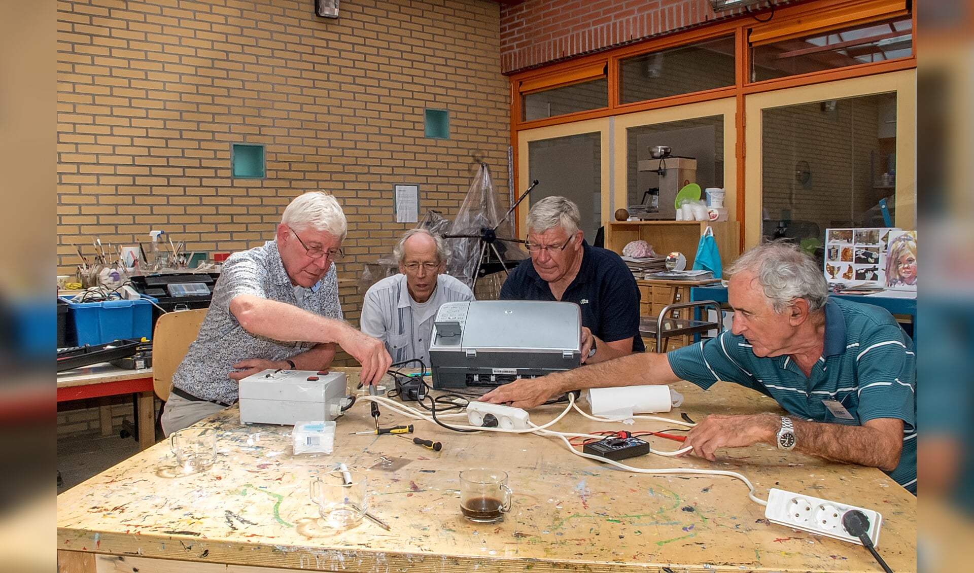 Enkele van de vele vrijwilligers in Leiderdorp: de mannen die spullen repareren tijdens het maandelijkse Repair Café in Gading. 