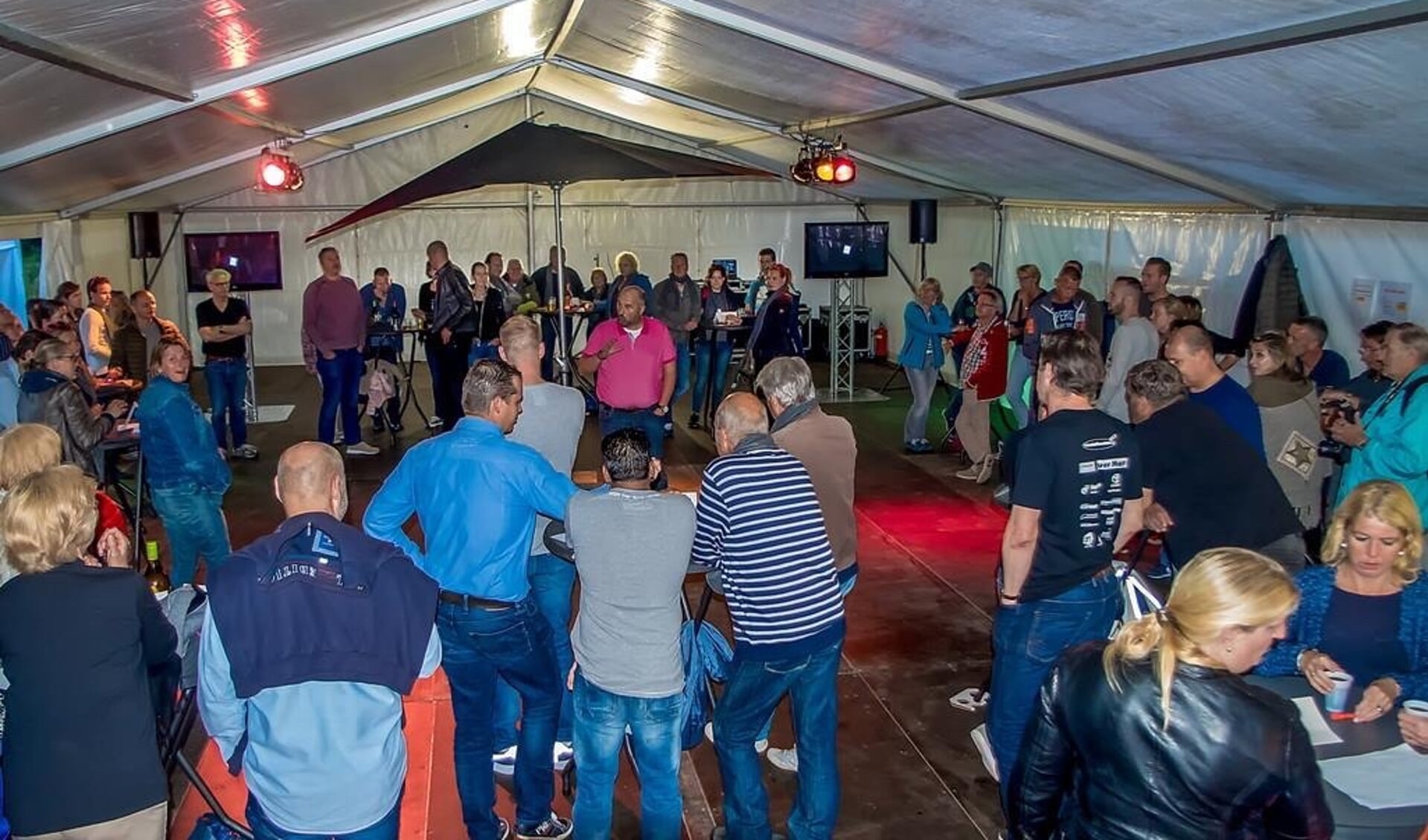 De Vriendenfeesten trappen af met een pubquiz. Op de foto de drukbezochte editie van 2018