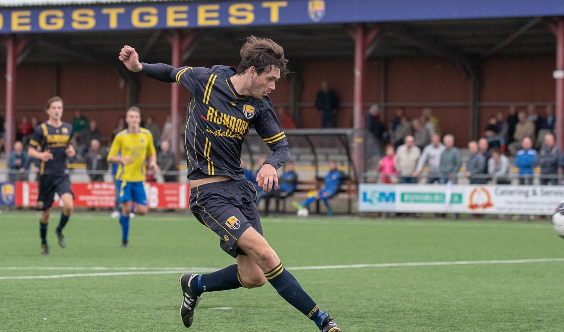 Daniël van Vliet maakt het eerste competitiedoelpunt in de historie van FC Oegstgeest. | Foto lichtenbeldfoto.nl
