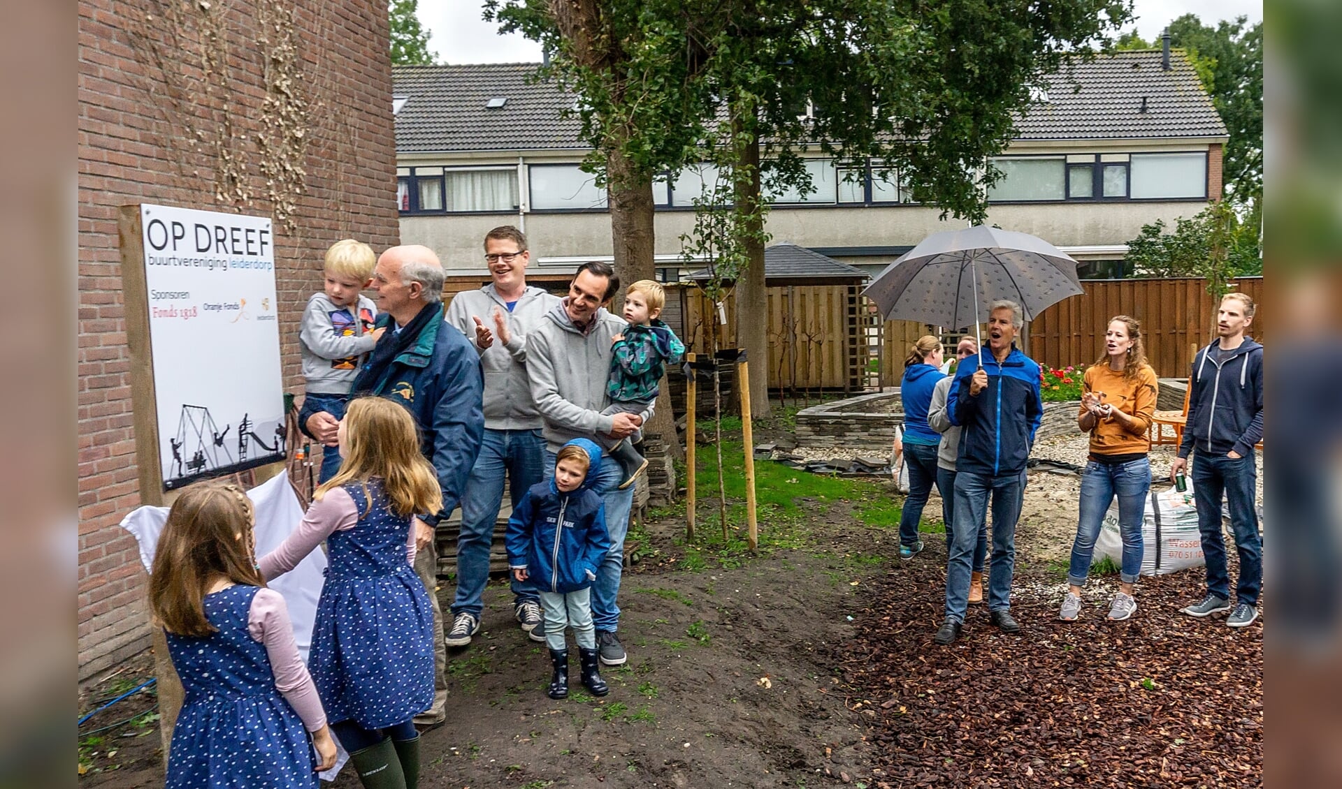 Wethouder Gardeniers opent de speelplaats, samen met enkele buurtkindren. Naast Gardeniers applaudisseert voorzitter Frank Versteegen van Op Dreef. 