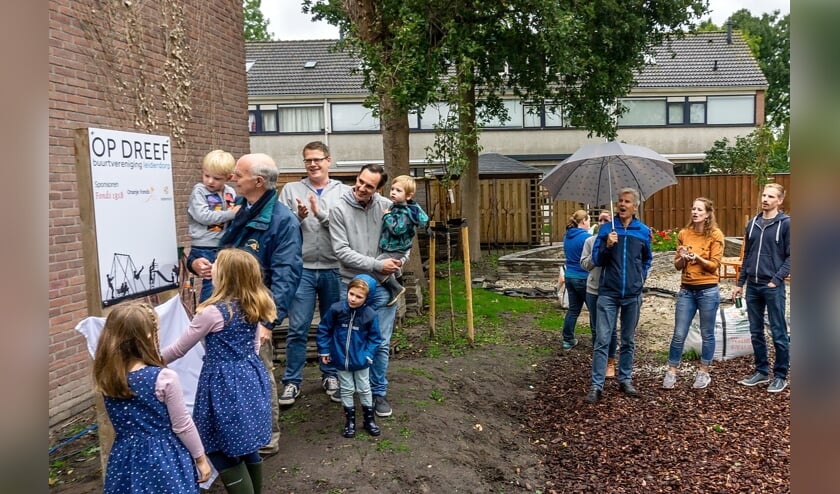 Wethouder Gardeniers opent de speelplaats, samen met enkele buurtkindren. Naast Gardeniers applaudisseert voorzitter Frank Versteegen van Op Dreef.