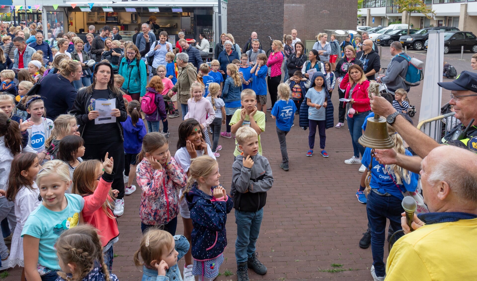 Sommige kinderen hielden wijselijk hun oren dicht toen wijkagens de Henk Heemskerk Startbel luidde. | Foto Wil van Elk