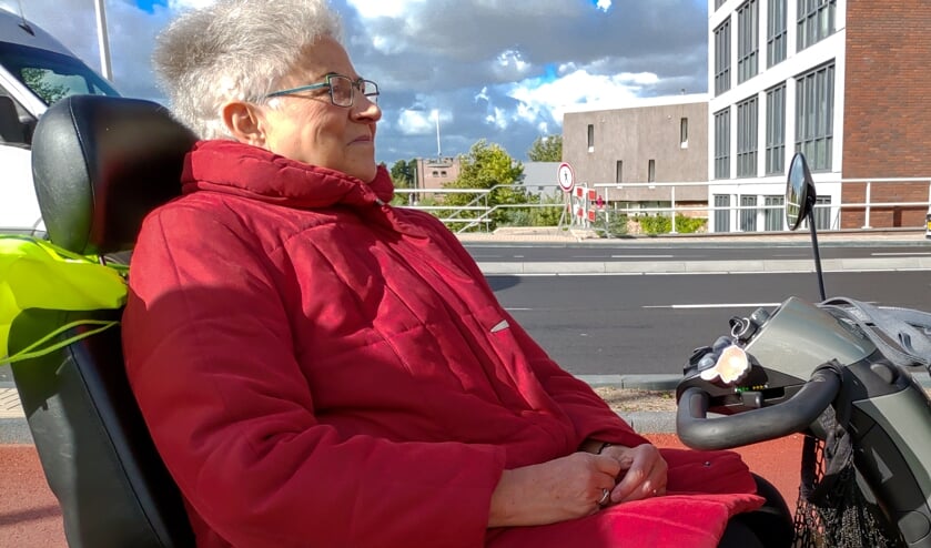 Voor scootmobielrijdster mevrouw Keesenberg uit Leiderdorp is het nu erg lastig in de Leidse Merenwijk te komen. | Foto: J.P. Kranenburg