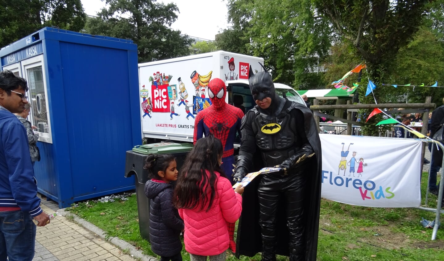 Kinderen ontmoeten Batman en Spiderman 