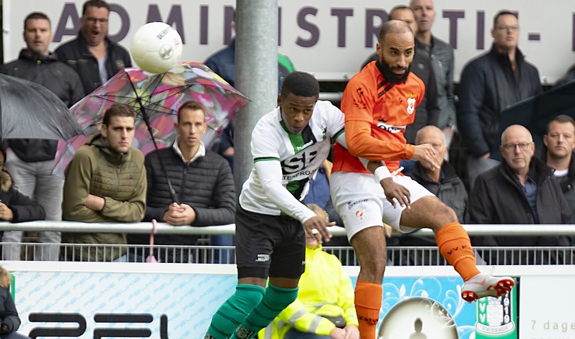 Gio van Ree van Scheveningen en Omar Hamdi in gevecht om de bal. | Foto: ORangePictures / Frans de Best