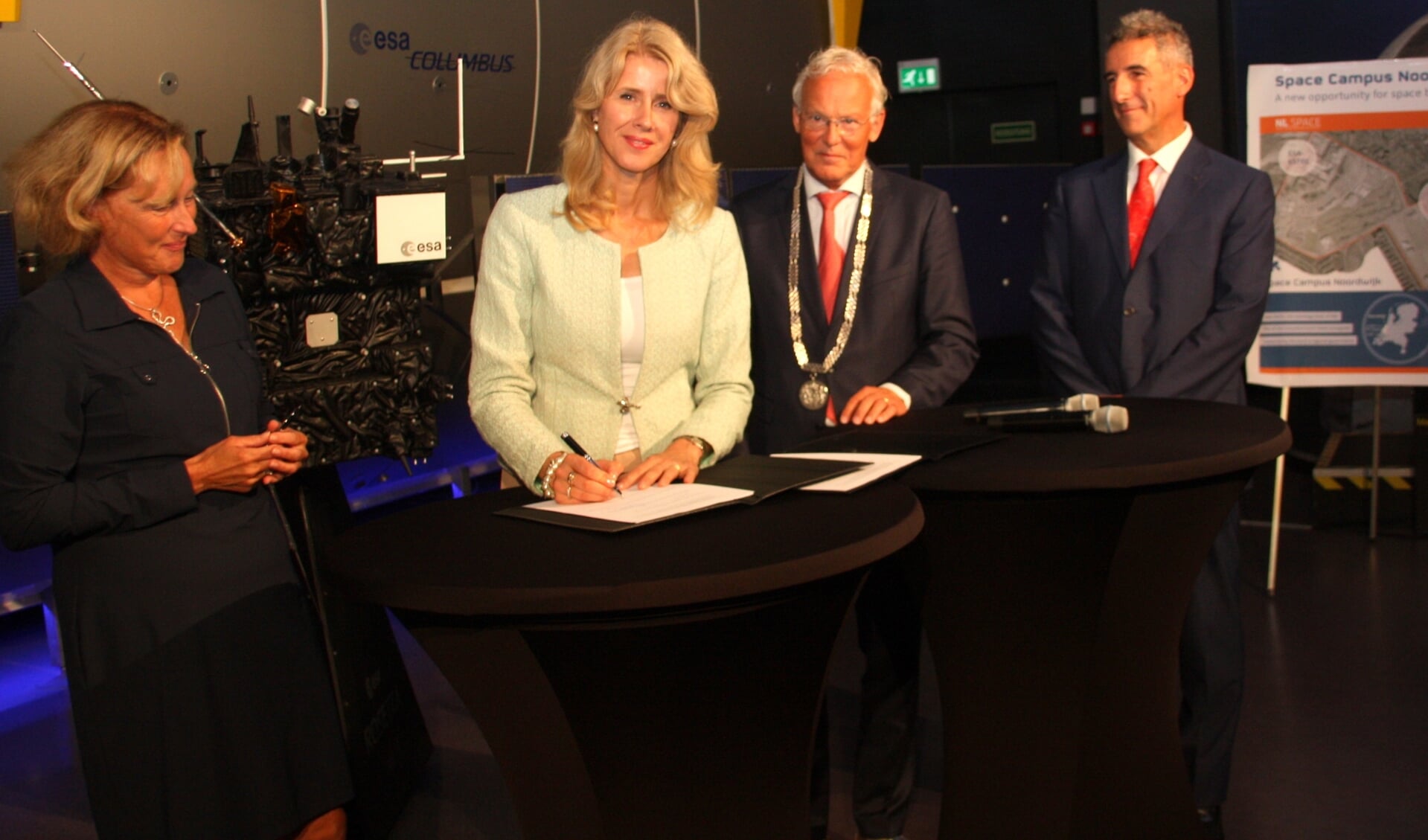 Staatssecretaris Mona Keijzer ondertekende in Space Expo haar financiële toezegging van vijftien miljoen euro.