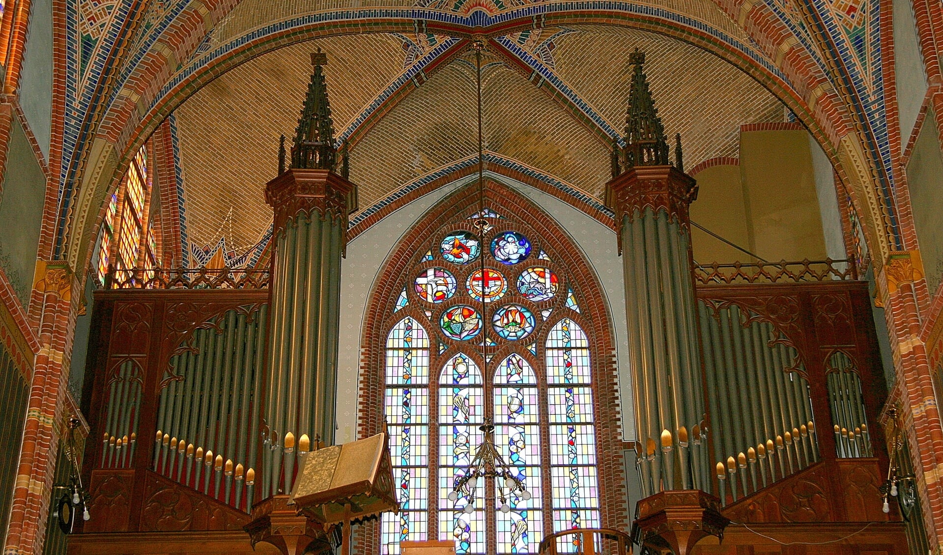 De orgelpijpen van het befaamde Adema-orgel in de Agathakerk.