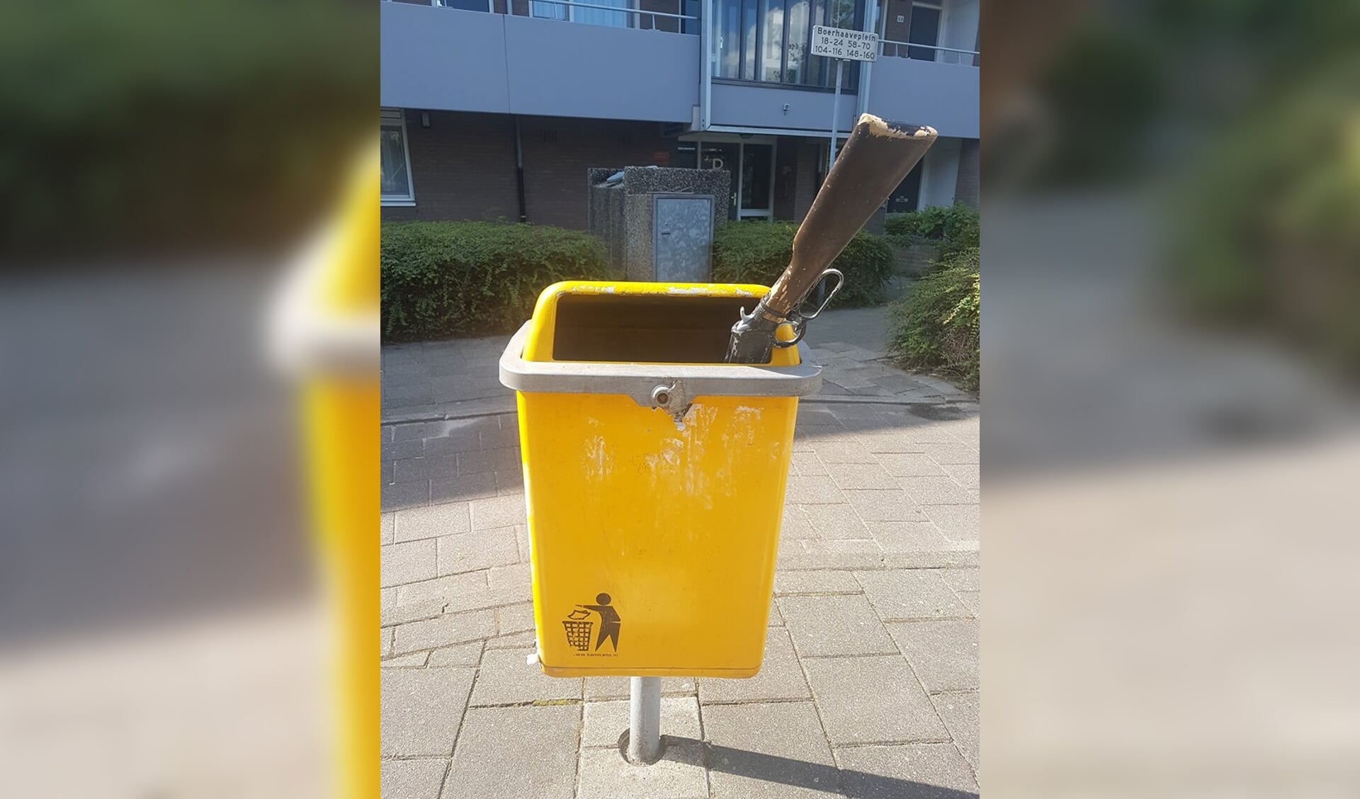 Het wapen in de prullenbak bleek een klappertjespistool. | Foto Politie Leiden Noord - Facebook