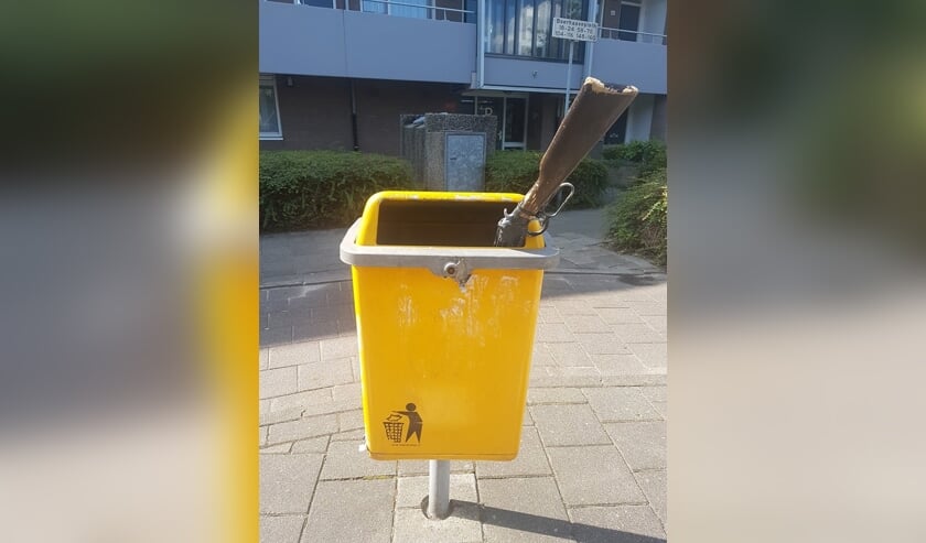 Het wapen in de prullenbak bleek een klappertjespistool. | Foto Politie Leiden Noord - Facebook