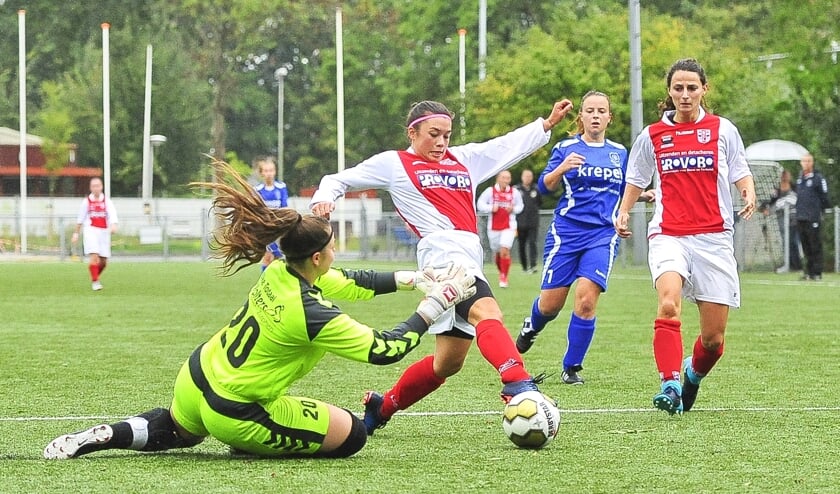 RCL met Jill Sanrodi aan de bal met rechts Esmée Dekker. Sluitpost Naomi Sundermeier voorkomt een doelpunt.