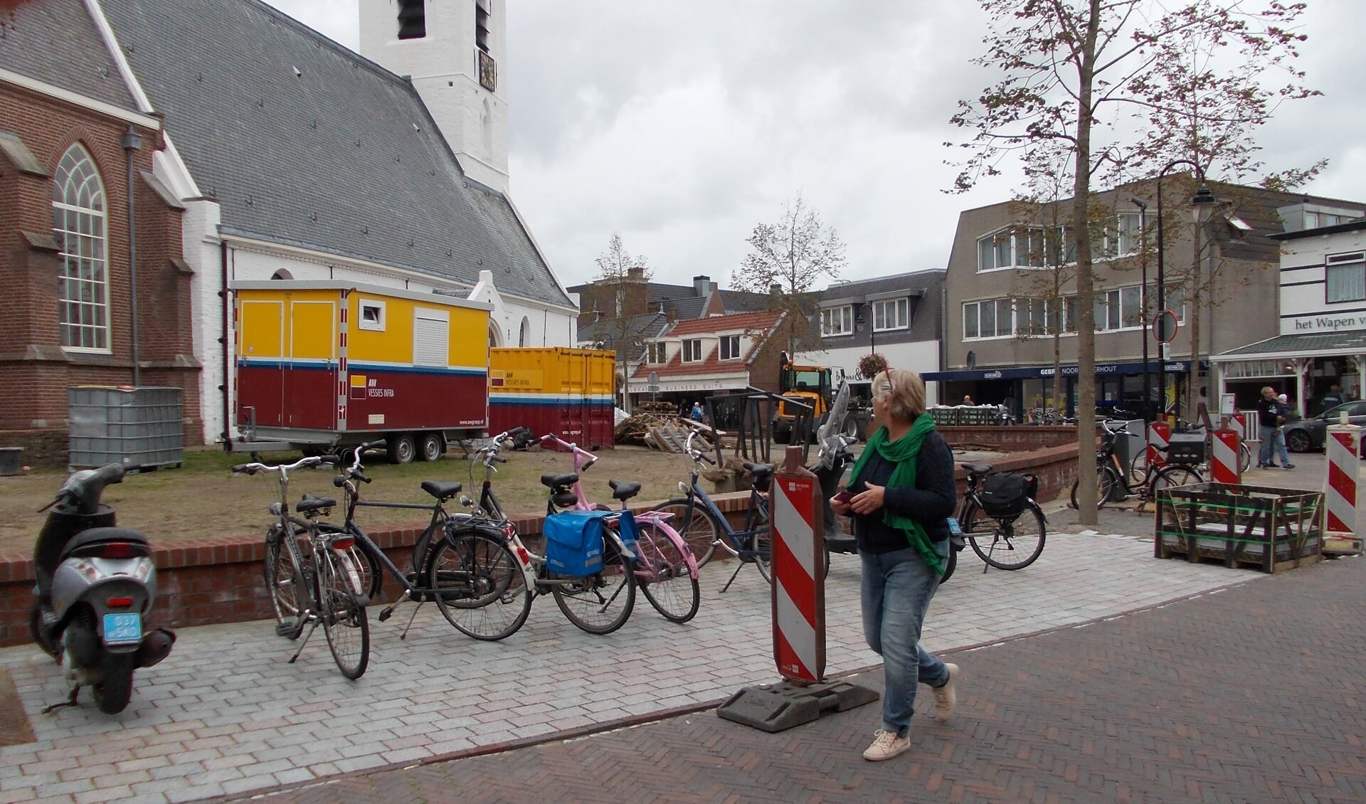Het hof rondom de Witte Kerk is momenteel parkeerplaats voor stratenmakers materiaal. Foto: Piet de Boer)
