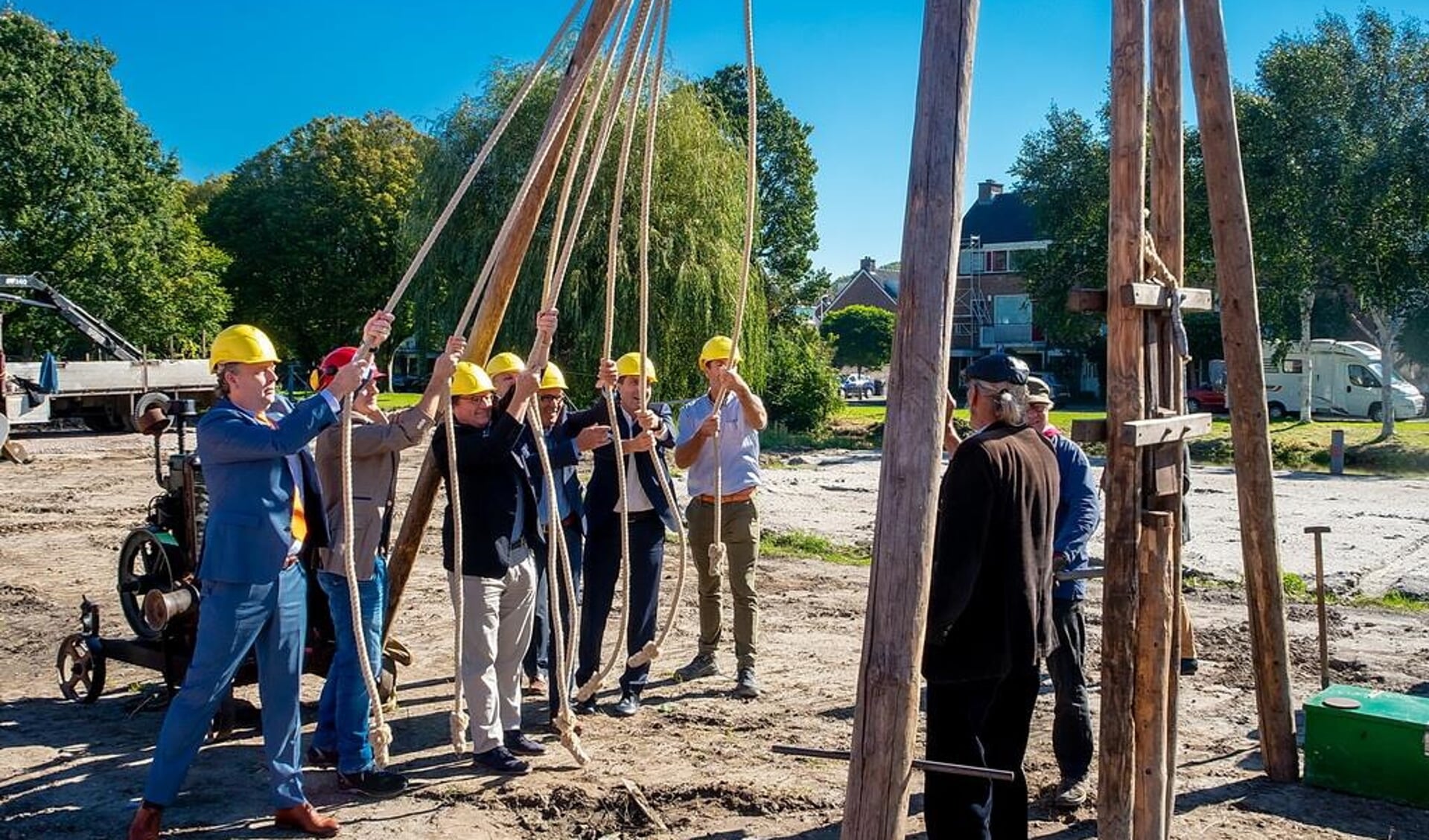 Vertegenwoordigers van de gemeente, Rijnhart Wonen, aannemer Meerburg en architectenbureau ONIX staan klaar om de symbolische eerste paal te slaan. 